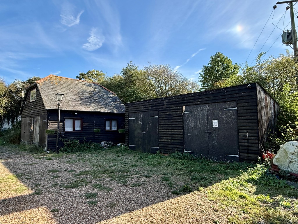 Lot: 103 - GRANARY AND OUTBUILDINGS ON APPROX 14 ACRES WITH FENCED PADDOCKS IN RURAL LOCATION - Annexe and stores